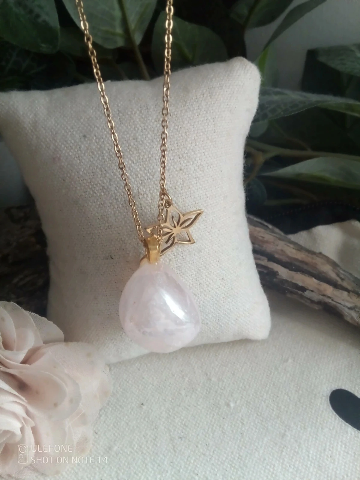 Collier quartz aura et fleur dorée – photo 2